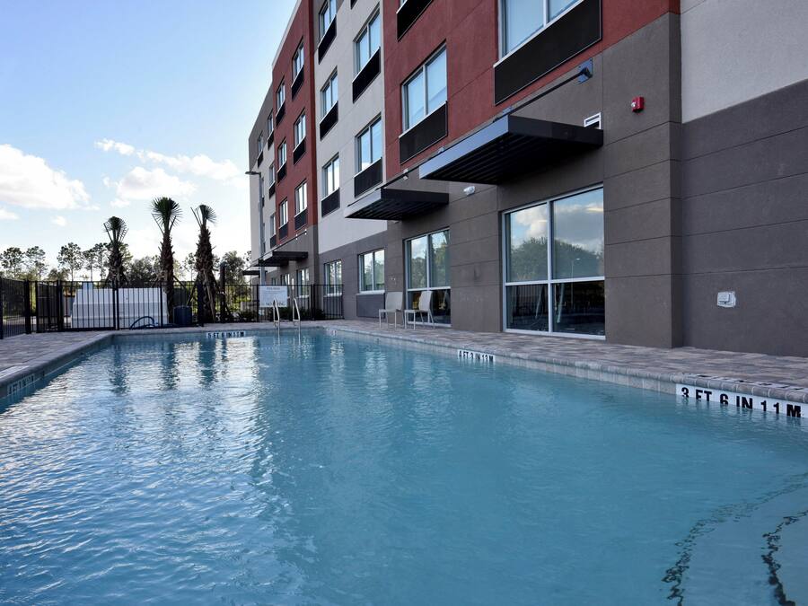 Una piscina al aire libre (de 08:00 a 20:00), tumbonas