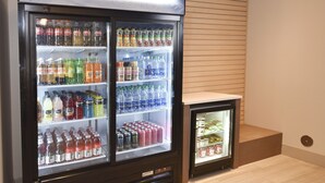 Ein Getränkeautomat mit verschiedenen Getränken und Snacks.