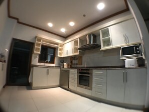 5-Bedroom Villa with Private Pool | 전용 주방 | 대용량 냉장고, 전자레인지, 밥솥, 조리 도구/접시/주방 기구
