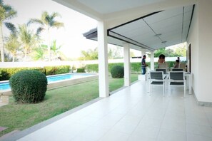 5-Bedroom Villa with Private Pool | Terrasse/Patio