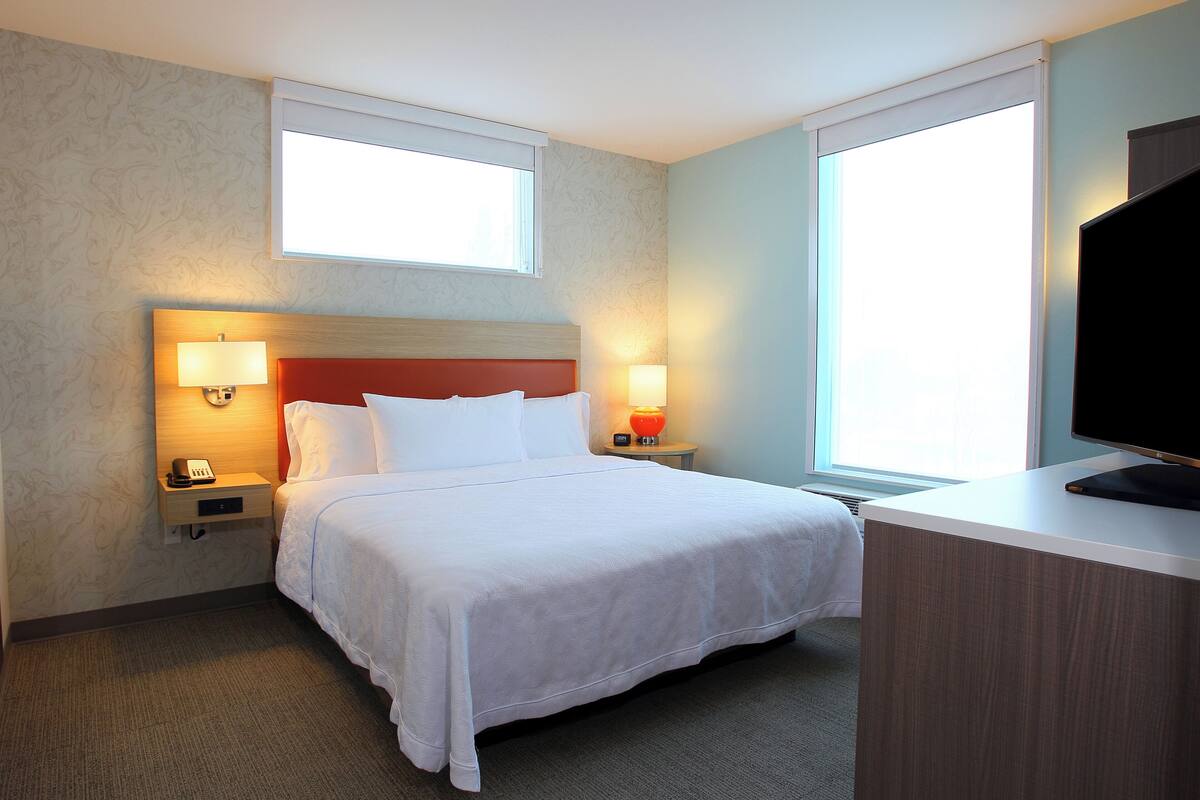 In-room safe, desk, laptop workspace, iron/ironing board