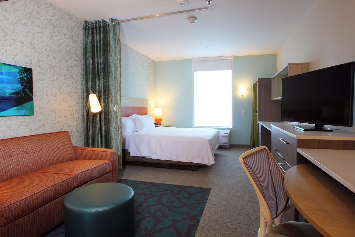 Caja de seguridad en la habitación y escritorio