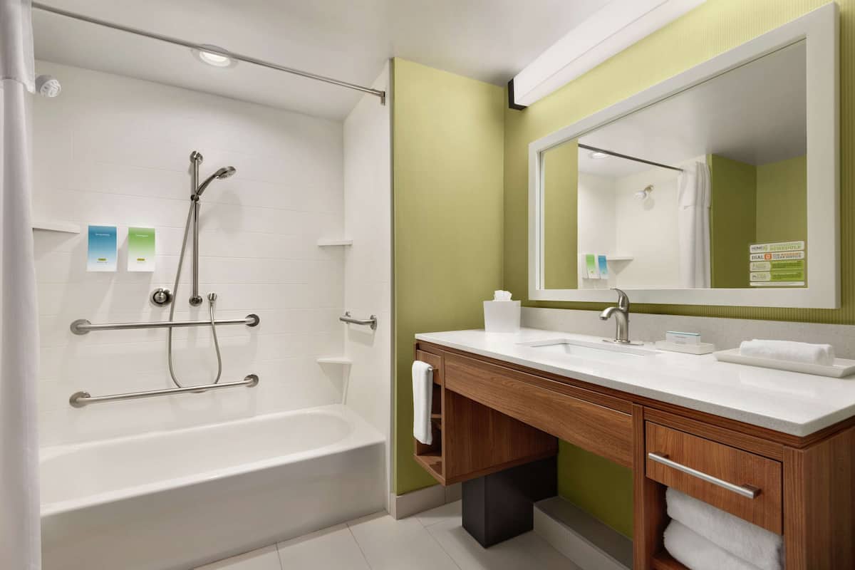 Articles de toilette (gratuits), séchoir à cheveux, serviettes fournies