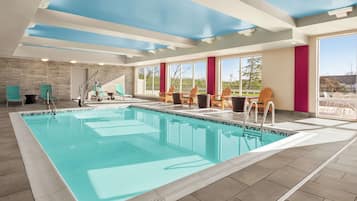 Inomhuspool och solstolar