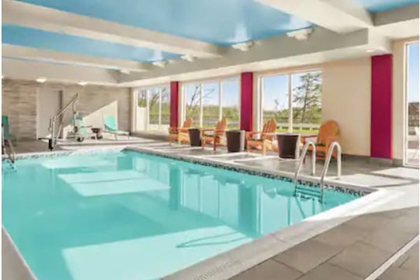 Kolam renang tertutup, kerusi lepak pantai