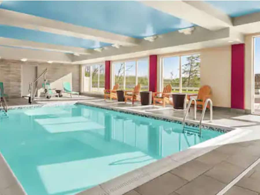 Una piscina cubierta, tumbonas