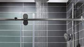 Chuveiro com ducha de teto e chuveiro manual.