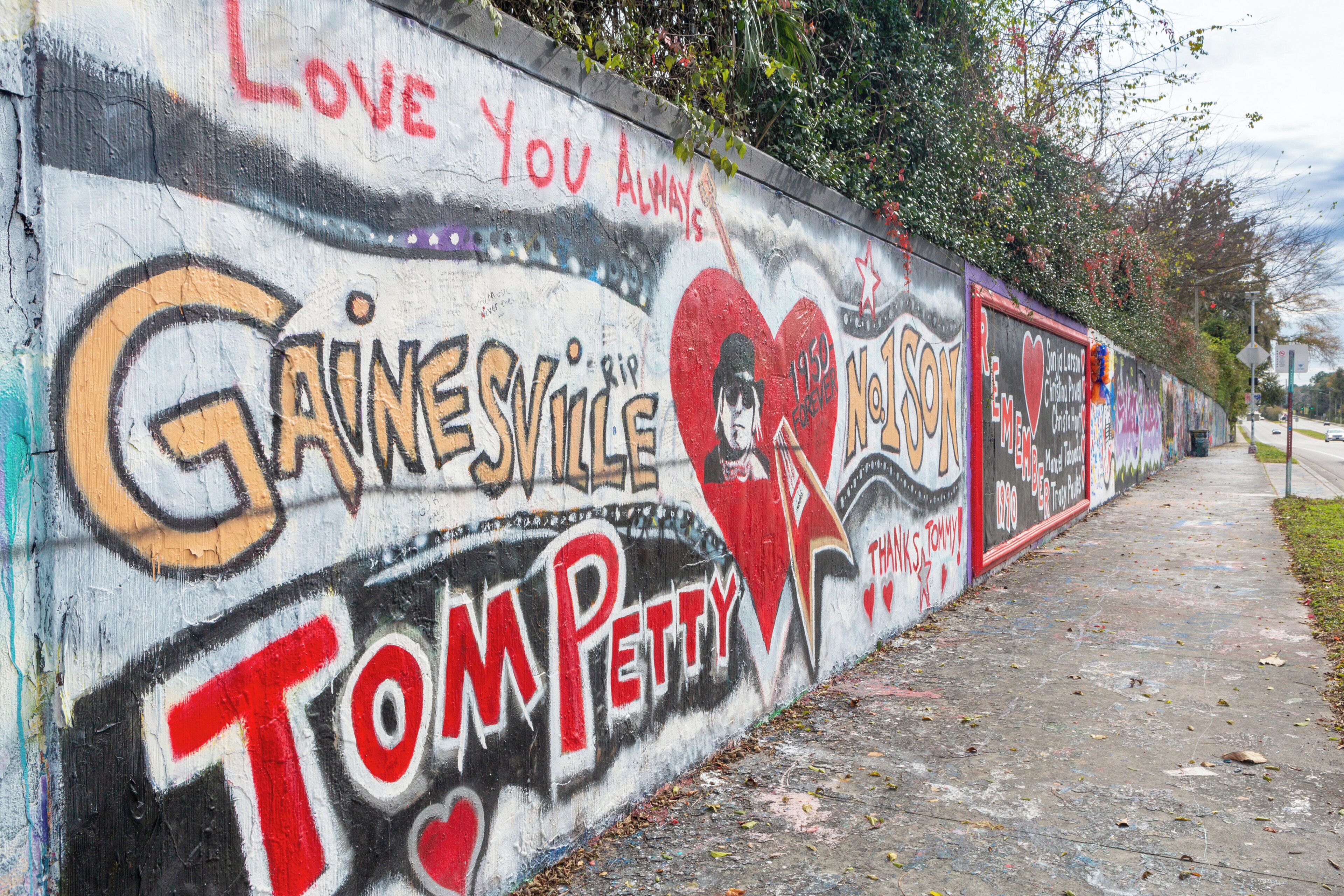 En vägg täckt av graffiti, inklusive orden ”Gainesville” och ”Tom Petty”.