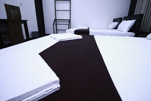 Deluxe vierpersoonskamer | Lakens van Egyptisch katoen, luxe beddengoed, een bureau