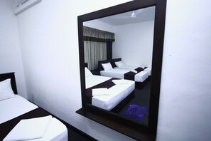 Deluxe vierpersoonskamer | Lakens van Egyptisch katoen, luxe beddengoed, een bureau