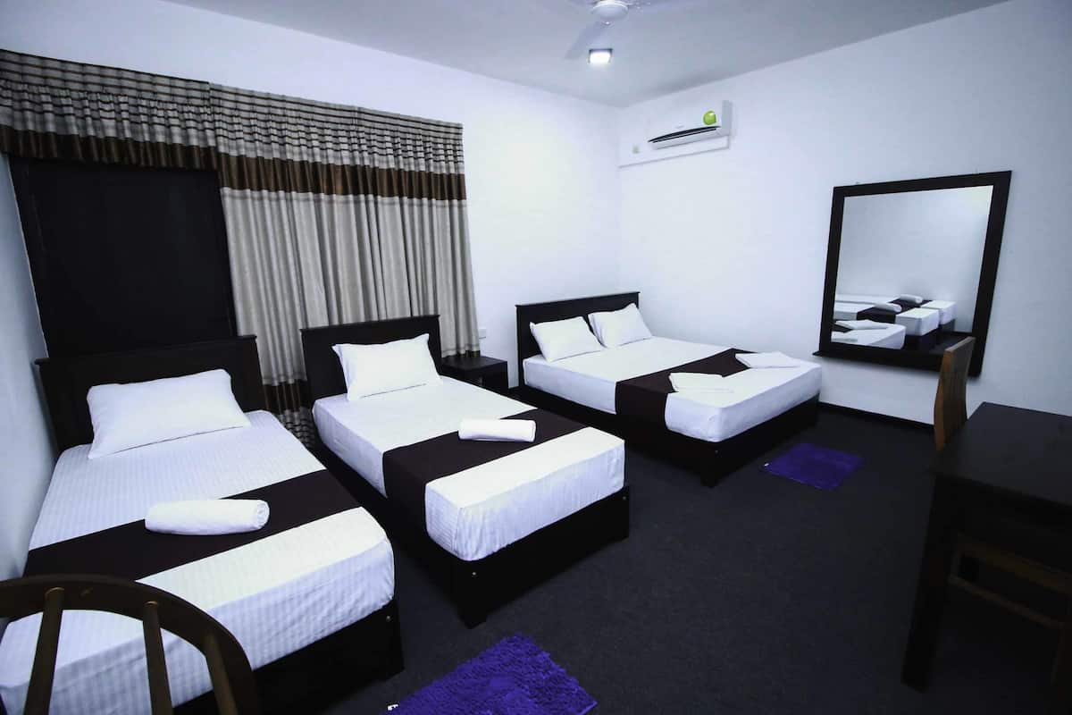 Habitación cuádruple Deluxe | Sábanas de algodón egipcio, ropa de cama de alta calidad y escritorio