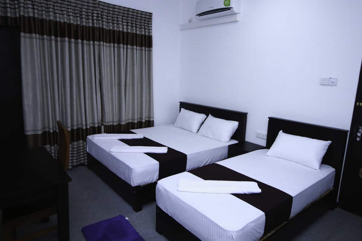Habitación triple Deluxe | Sábanas de algodón egipcio, ropa de cama de alta calidad y escritorio