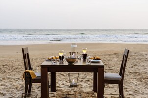 Mesa posta numa praia, com vista para o oceano.