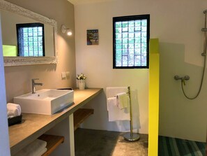 Familiehus - 2 soveværelser | Badeværelse | Bruser, gratis toiletartikler, hårtørrer, håndklæder