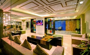 32-英寸电视(配备卫星频道)