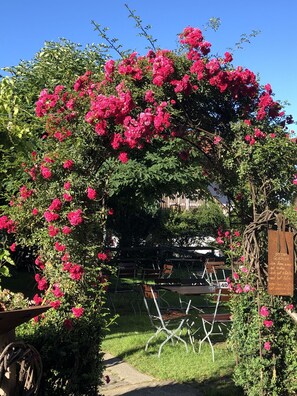 Garden view - Landgasthof Zum Kirchenwirt (Thyrnau)