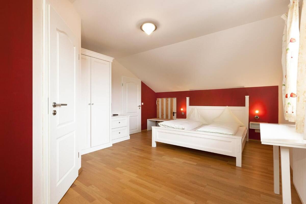 1 bedroom, desk, free wifi, bed sheets