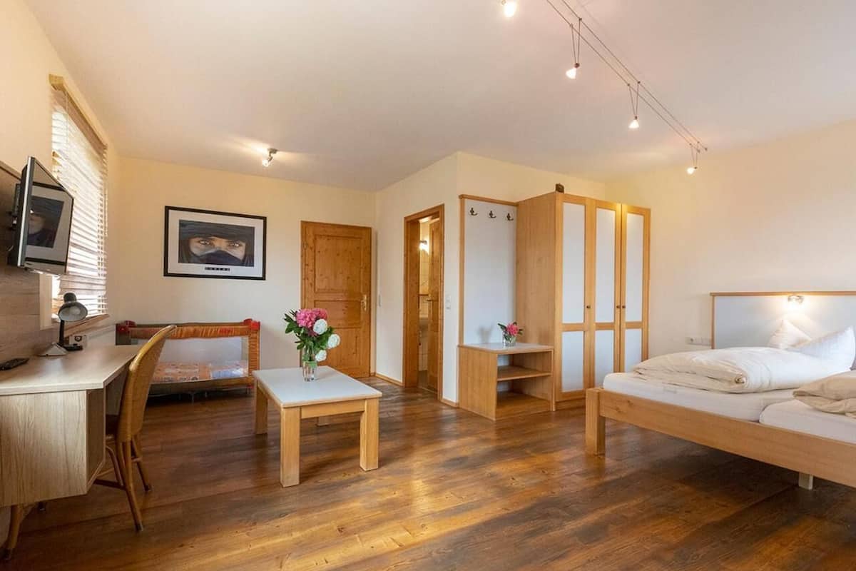 1 bedroom, desk, free wifi, bed sheets