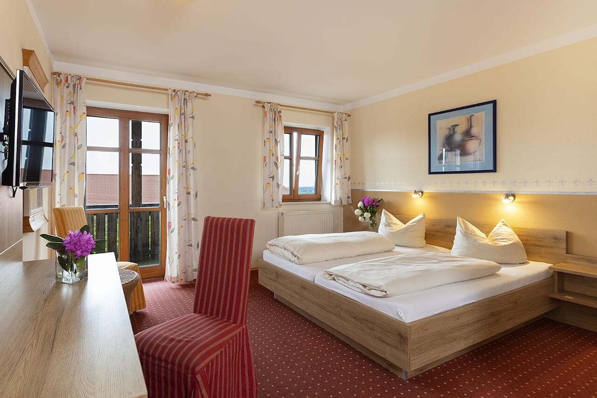 1 bedroom, desk, free wifi, bed sheets