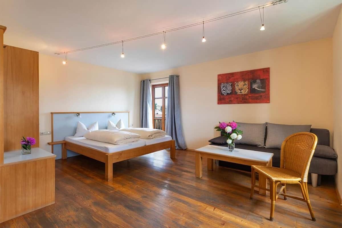 1 bedroom, desk, free wifi, bed sheets