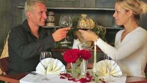 A dining table with wine glasses, a vase with red roses, and a candle. - Landgasthof Zum Kirchenwirt (Thyrnau)