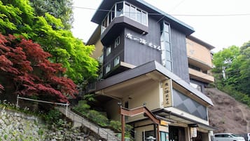 Premium bedding, in-room safe, iron/ironing board, free WiFi