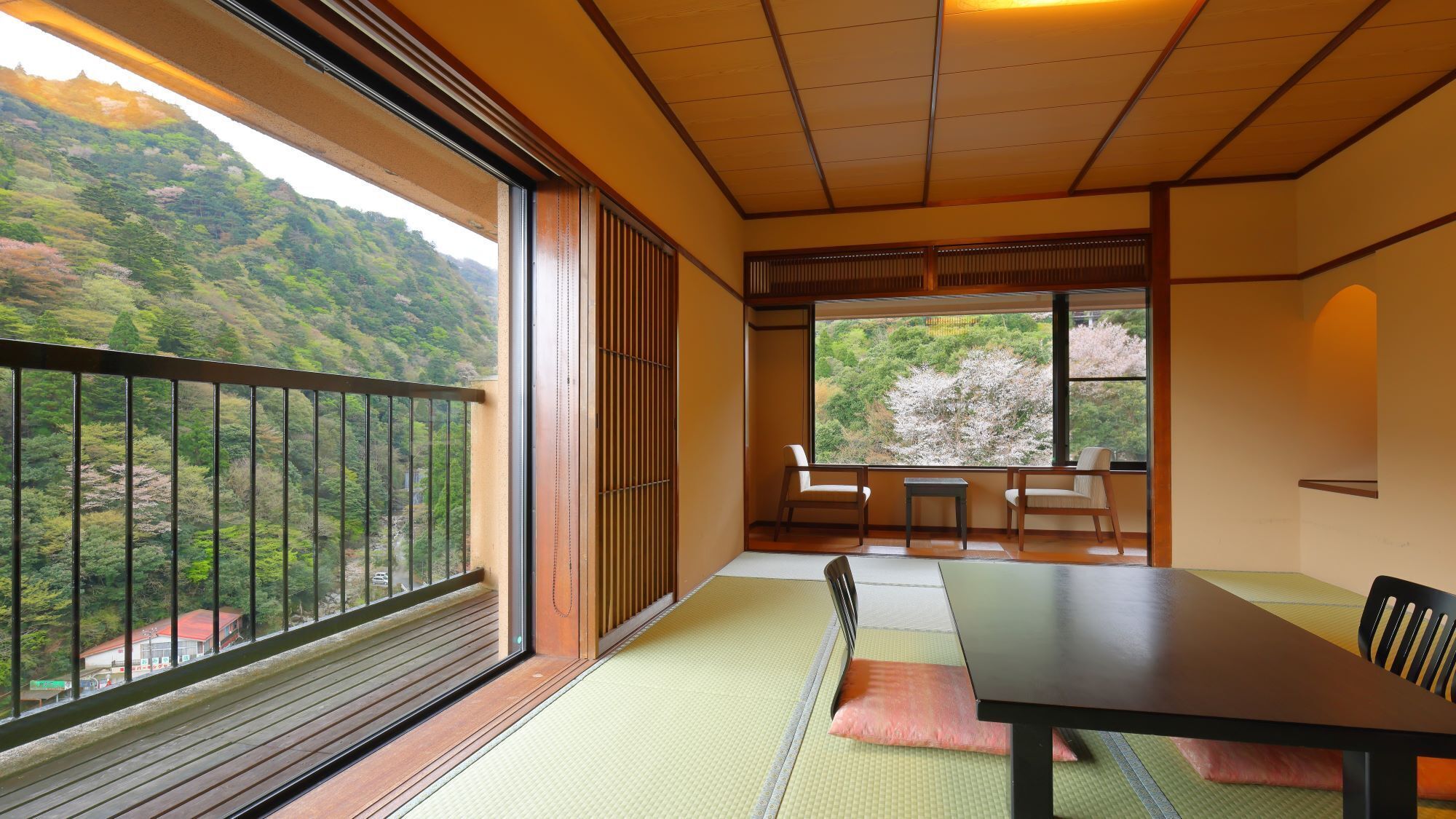 Een traditionele Japanse kamer met tatami vloeren, een lage tafel en schuifdeuren.