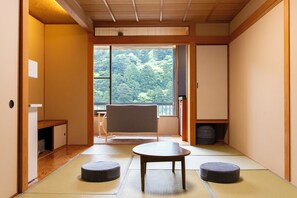 Premium bedding, in-room safe, iron/ironing board, free WiFi - Shikanoyu Hotel (Komono)