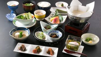 Diversos pratos japoneses dispostos sobre uma mesa, incluindo sushi, sashimi e outras iguarias tradicionais.