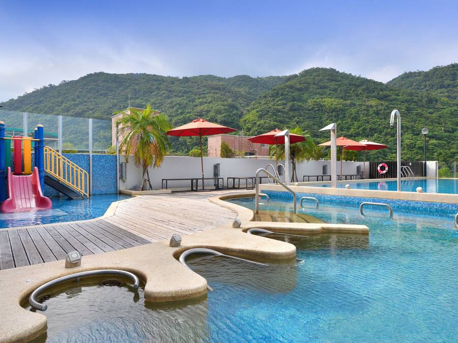 Piscine extérieure, parasols de plage, chaises longues
