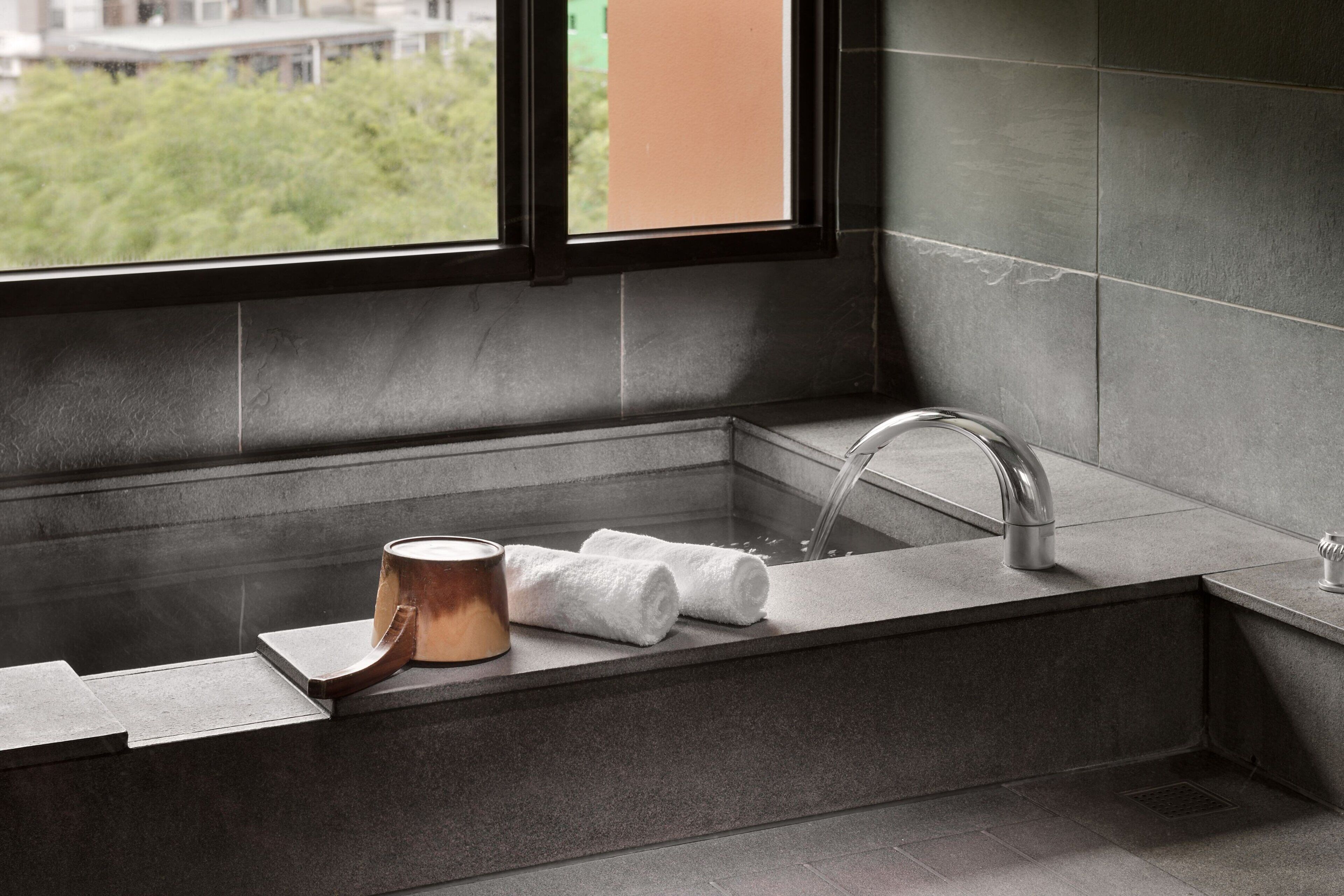 combined shower/bathtub, spring water bathtub, hair dryer, slippers