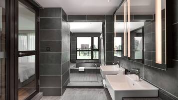 Familien-Suite, 2 Doppelbetten, Balkon, Stadtblick | Badezimmer