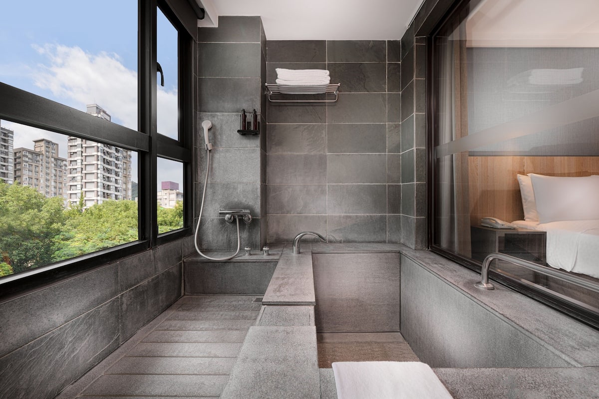 combined shower/bathtub, spring water bathtub, hair dryer, slippers