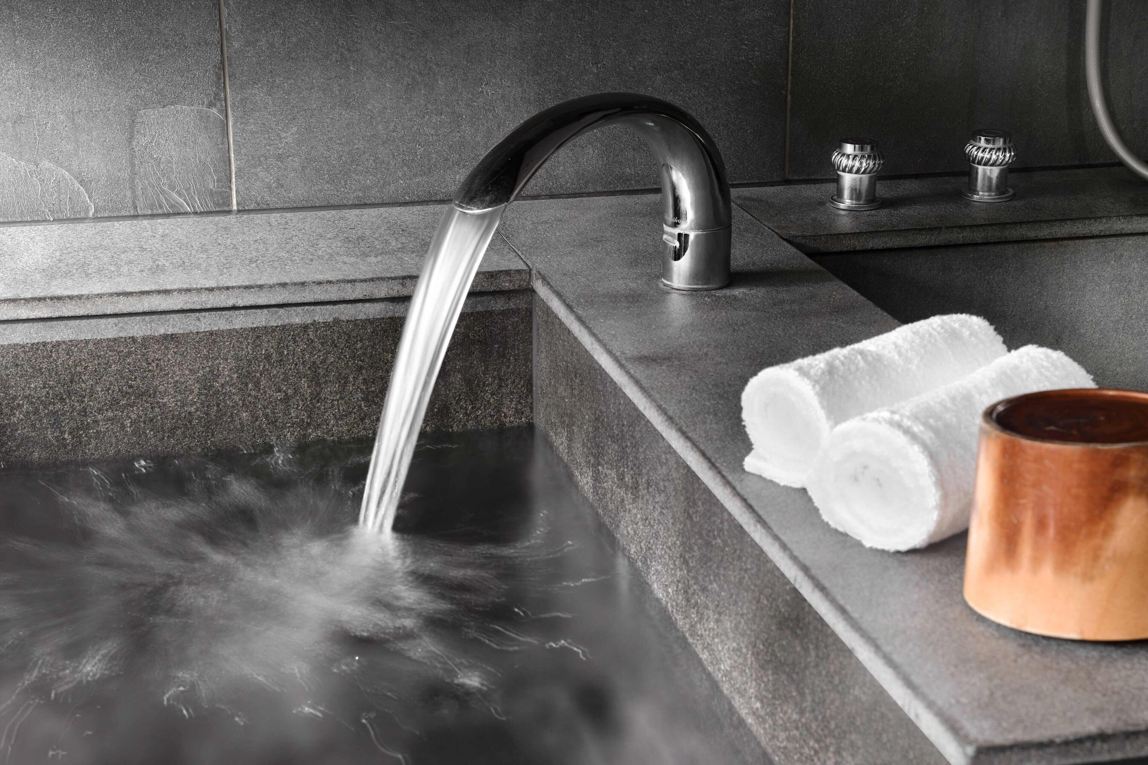 combined shower/bathtub, spring water bathtub, hair dryer, slippers