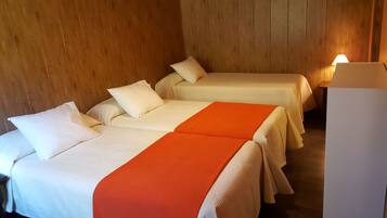 Habitación familiar | Escritorio, sistema de insonorización, wifi gratis y ropa de cama