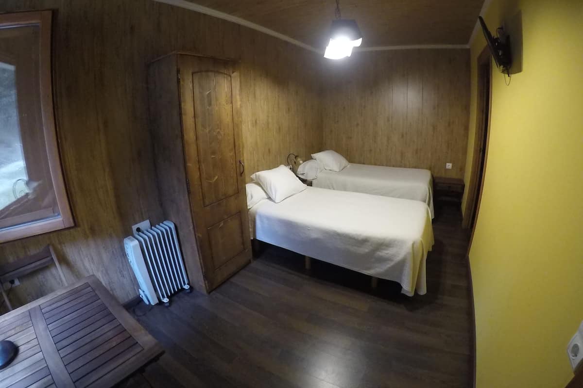 Escritorio, sistema de insonorización, wifi gratis y ropa de cama 