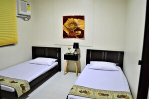 1 bedroom, desk, free WiFi, bed sheets - D&D Guest House (Silang)