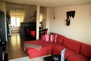 Appartamento Romantico, 1 camera da letto, balcone, vista porto | Soggiorno | TV a schermo piatto