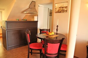 Romantic Apartment, 1 Bedroom, Balcony, Harbour View | In-room dining