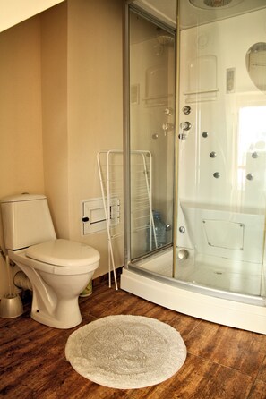 Romantic Apartment, 1 Bedroom, Balcony, Harbor View | Bathroom | Shower, free toiletries, towels