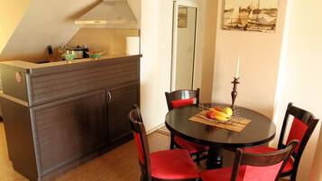 Romantic Apartment, 1 Bedroom, Balcony, Harbour View | In-room dining