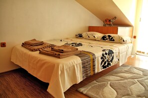 Appartamento Romantico, 1 camera da letto, balcone, vista porto | 1 camera, ferro/asse da stiro, Wi-Fi gratuito, lenzuola