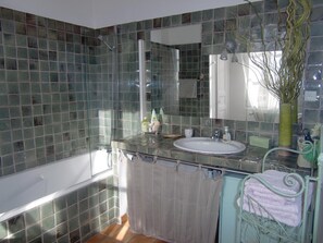 Free toiletries, hair dryer, bathrobes, slippers - La Villa des Violettes (Toulouse)