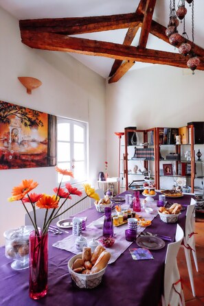 Free daily full breakfast  - La Villa des Violettes (Toulouse)