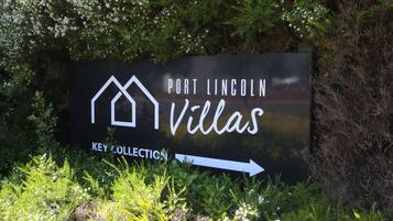 Wegwijzer voor Port Lincoln Villas, met een pijlpunt.