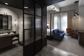 Ropa de cama de alta calidad, colchones con pillow-top y minibar