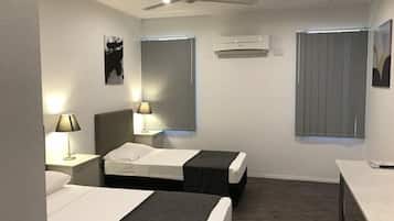 Phòng đôi hoặc 2 giường đơn Deluxe, phòng tắm riêng | Trang bị nội thất với thiết kế riêng biệt, bàn