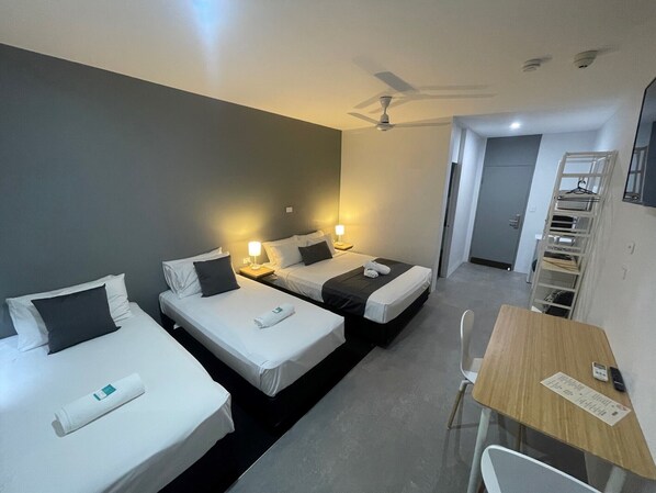 Habitación familiar, varias camas, no fumadores | Mobiliario individual, escritorio, espacio para trabajar con un portátil