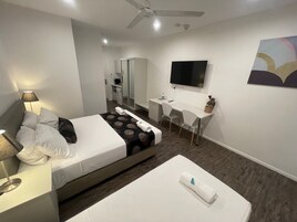 Muebles diferentes, escritorio y espacio para trabajar con laptop 