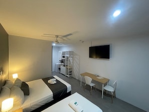 Habitació familiar, diversos llits, no fumadors | Mobiliari individual i escriptori